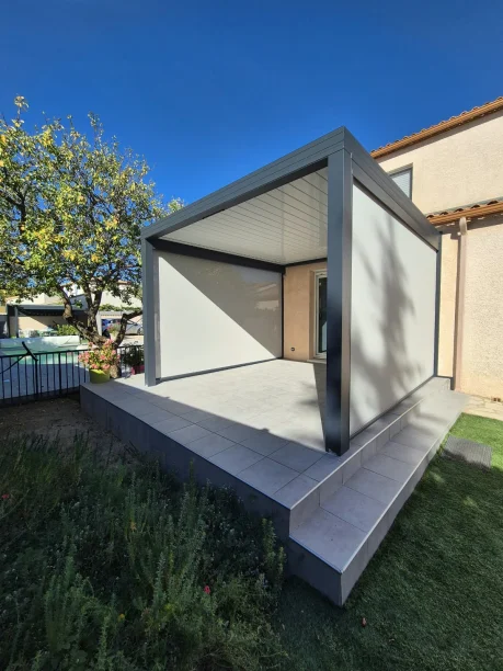 Pergola bioclimatique RAL 7016 aluminium Profils Systèmes stores screen Roma Les Matelles vue extérieure stores fermé