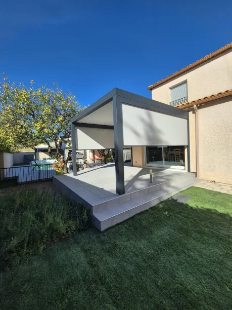 Pergola bioclimatique RAL 7016 aluminium Profils Systèmes stores screen Roma Les Matelles vue extérieure stores semi-descendus