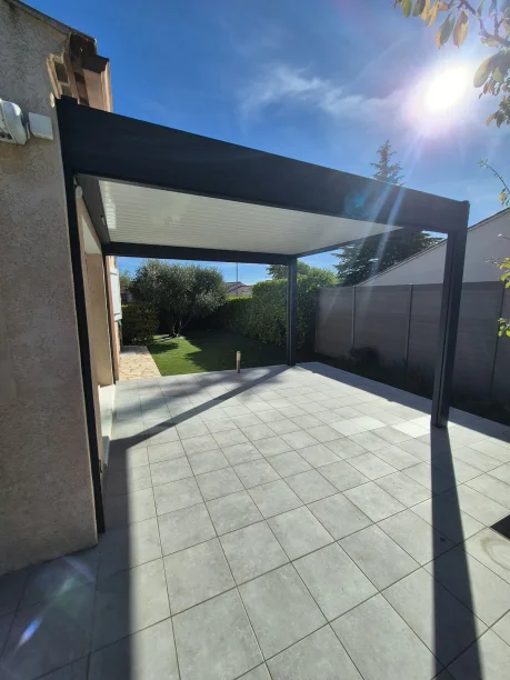 Pergola bioclimatique RAL 7016 aluminium Profils Systèmes stores screen Roma Les Matelles vue intérieure terrasse