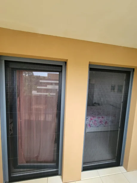 Moustiquaires plissées gris anthracite aluminium Cosywee Castries vue extérieure portes-fenêtres