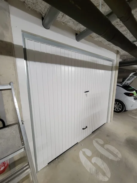 Porte de garage basculante gris anthracite aluminium Novoferm Castries vue extérieure