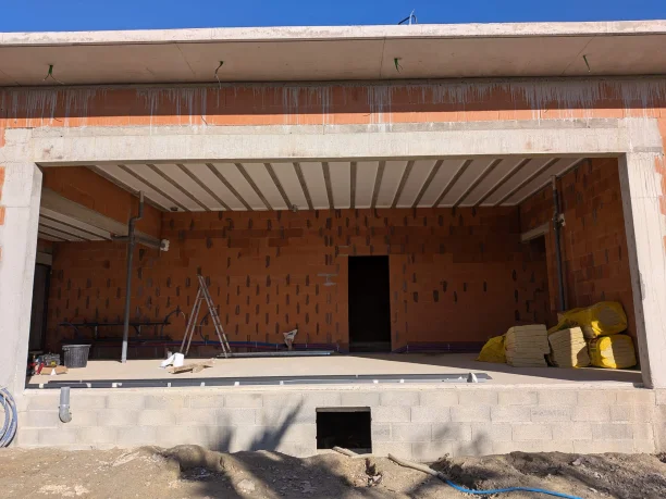 Vue extérieure avant la pose de la baie coulissante XXL entre Nîmes et Montpellier