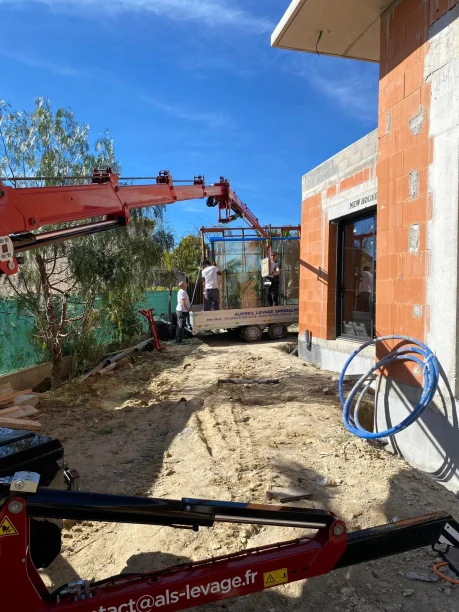Sortie de remorque d'un vitrage feuilleté de 250 kg avec un engin de levage
