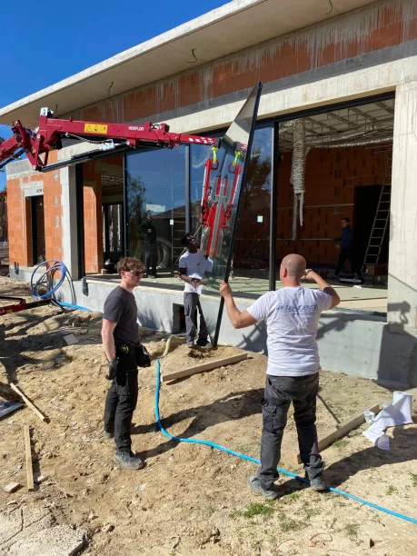Mise en place du vitrage fixe droit de la baie coulissante XXL