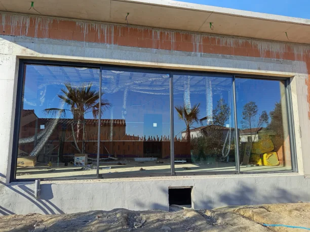 Vue extérieure après la pose de la baie coulissante XXL entre Nîmes et Montpellier