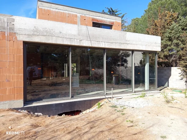Baie vitrée coulissante d’angle en aluminium Profils Systèmes fabriquée par ALU TECH, vue intérieure