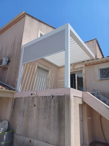 Pergola bioclimatique toit rétractable blanche aluminium Profils Systèmes avec store Saint-Jean-de-Védas vue extérieure store descendu