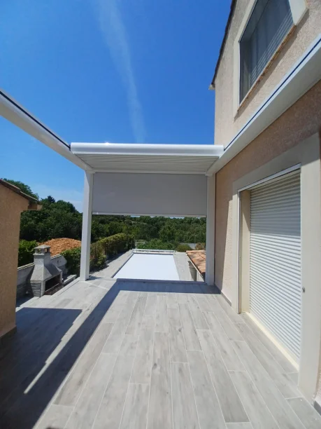 Pergola bioclimatique toit rétractable blanche aluminium Profils Systèmes avec store Saint-Jean-de-Védas vue intérieure store descendu