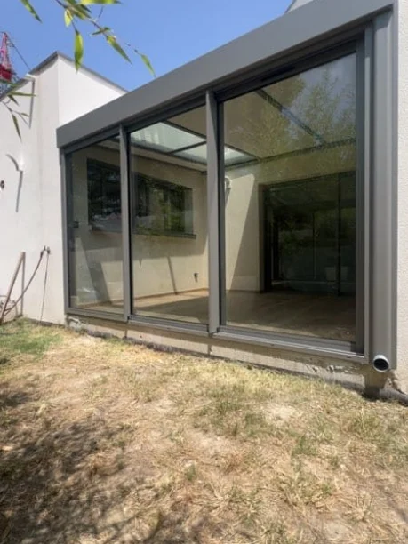 Véranda en aluminium Profils Systèmes fabriquée par ALU TECH à Lattes, travée vitrée fermée