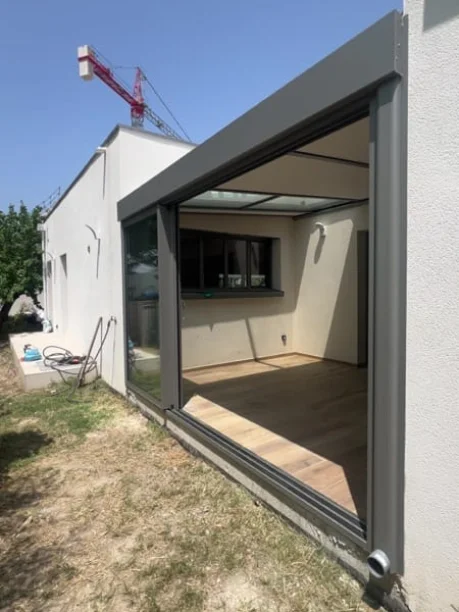 Véranda en aluminium Profils Systèmes fabriquée par ALU TECH à Lattes, travée vitrée ouverte