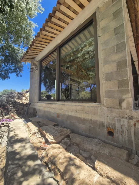 Fenêtre coulissante gamme Cuzco minimaliste Profils Systèmes extension villa 01