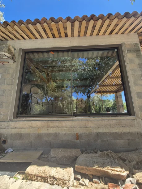 Fenêtre coulissante gamme Cuzco minimaliste Profils Systèmes extension villa 03