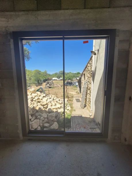 Petite baie vitrée coulissante gamme Cuzco minimaliste Profils Systèmes extension villa