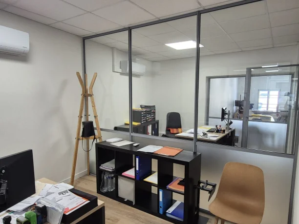 Verrières intérieures Indoor Factory aluminium Profils Systèmes rénovation agence immobilière Montpellier vue intérieure