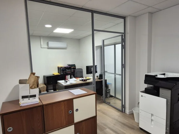 Verrières intérieures Indoor Factory aluminium Profils Systèmes rénovation agence immobilière Montpellier vue intérieure porte