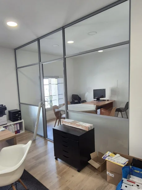 Verrières intérieures Indoor Factory aluminium Profils Systèmes rénovation agence immobilière Montpellier vue intérieure bureau