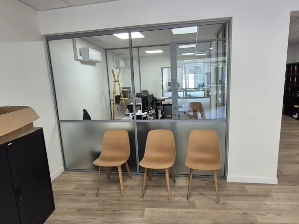 Verrières intérieures Indoor Factory aluminium Profils Systèmes rénovation agence immobilière Montpellier vue intérieure accueil