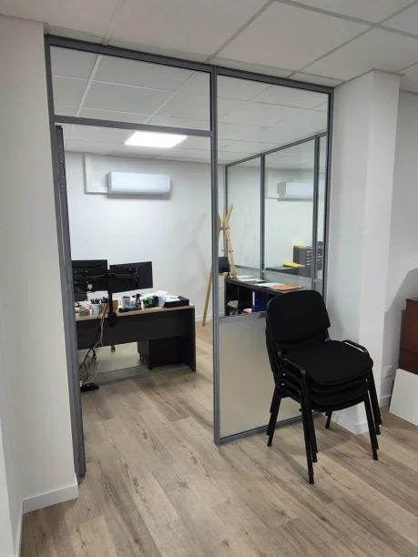 Verrières intérieures Indoor Factory aluminium Profils Systèmes rénovation agence immobilière Montpellier vue intérieure passage