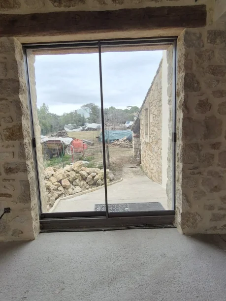 Baie vitrée coulissante minimaliste Cuzco gris anthracite aluminium Profils Systèmes nord de Montpellier intérieur