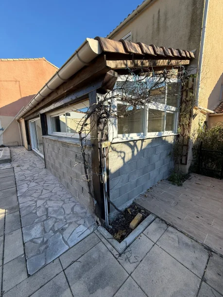 Fermeture de terrasse avec baie vitrée et fenêtres coulissantes en PVC blanc à Montpellier, vue extérieure de côté