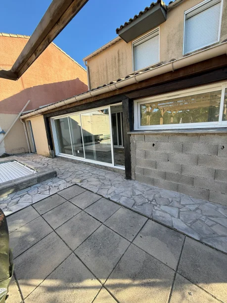 Fermeture de terrasse baie vitrée et fenêtres coulissantes blanc PVC Profils Systèmes Montpellier extérieur