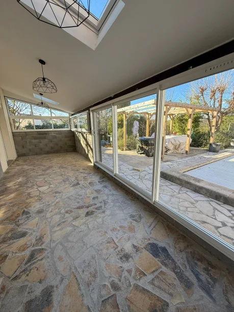 Fermeture de terrasse baie vitrée et fenêtres coulissantes blanc PVC Profils Systèmes Montpellier intérieur