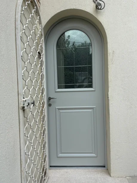 Porte d'entrée aluminium coin mouchoir Bel'M Montpellier vue extérieure