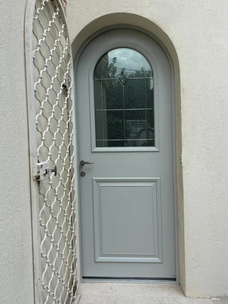 Porte d'entrée bicolore gris blanc aluminium modèle coin mouchoir Bel'M Montpellier vue extérieure
