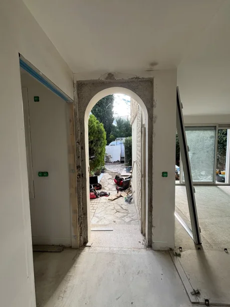 Porte d'entrée bicolore gris blanc aluminium modèle coin mouchoir Bel'M Montpellier avant
