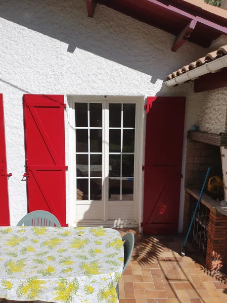 Volets battants RAL 3011 aluminium modèle ISO Z Ehret Castelnau-le-Lez vue extérieure ouvert