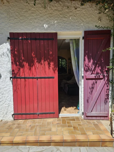Volets battants ral 3011 aluminium modèle iso z ehret Castelnau-le-Lez vue extérieure entree avant