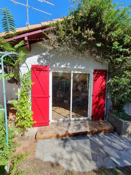 Volets battants ral 3011 aluminium modèle iso z ehret Castelnau-le-Lez vue extérieure entree ouvert