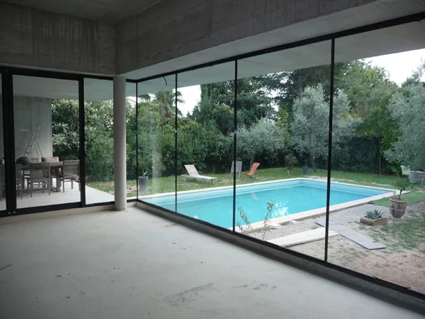 Baie vitrée coulissante aluminium Profils Systèmes fabrication ALU TECH piscine Jacou vue intérieure