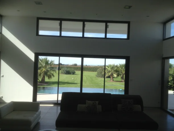 Baie vitrée coulissante et fenêtre en hauteur aluminium Profils Systèmes fabrication ALU TECH Jacou vue intérieure