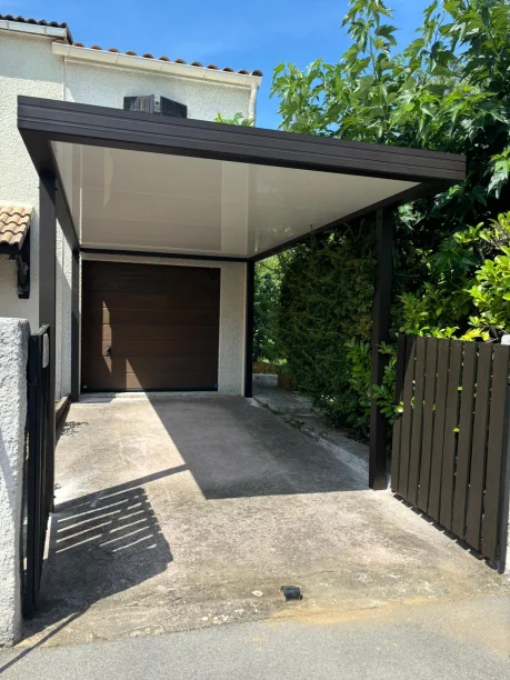 Carport aluminium Profils Systèmes fabrication ALU TECH poteau déporté Hérault vue extérieure