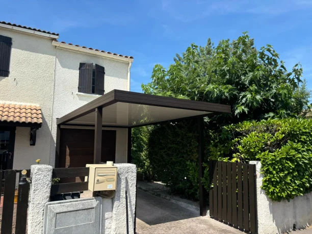 Carport aluminium Profils Systèmes fabrication ALU TECH poteau déporté Hérault vue extérieure rue