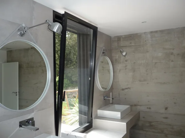 Fenêtre aluminium Profils Systèmes fabrication ALU TECH salle de bain Jacou vue intérieure