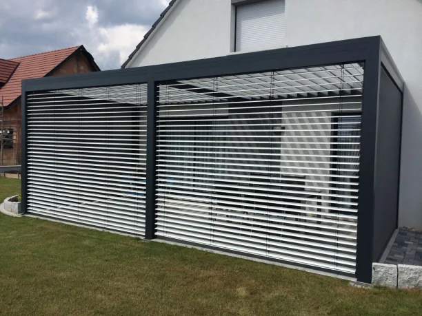 Pergola bioclimatique aluminium Profils Systèmes brise-soleil Hérault vue extérieure