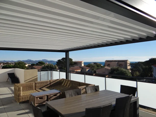 Pergola bioclimatique aluminium Profils Systèmes Fréjus vue extérieure