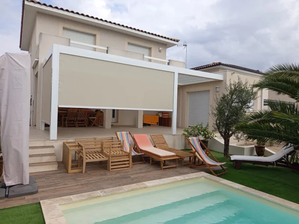 Pergola bioclimatique blanche aluminium Marquises et stores Hérault vue extérieure