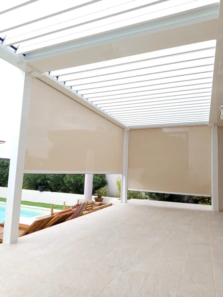 Pergola bioclimatique blanche aluminium Marquises et stores Hérault vue intérieure