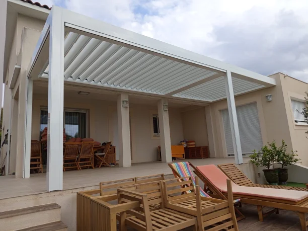 Pergola bioclimatique blanche aluminium Marquises et stores Hérault vue extérieure lames