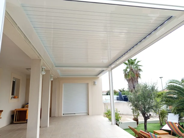 Pergola bioclimatique blanche aluminium Marquises et stores Hérault vue intérieure terrasse
