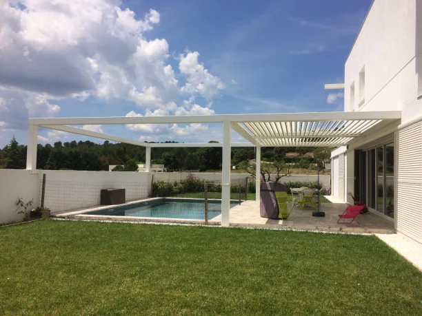 Pergola bioclimatique blanche aluminium Profils Systèmes piscine Jacou vue extérieure