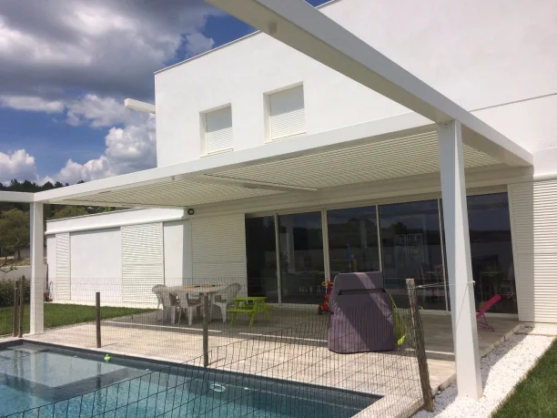 Pergola bioclimatique blanche aluminium Profils Systèmes piscine Jacou vue extérieure terrasse