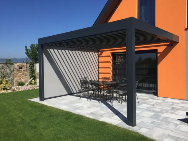 Pergola bioclimatique noire aluminium Profils Systèmes Hérault vue extérieure