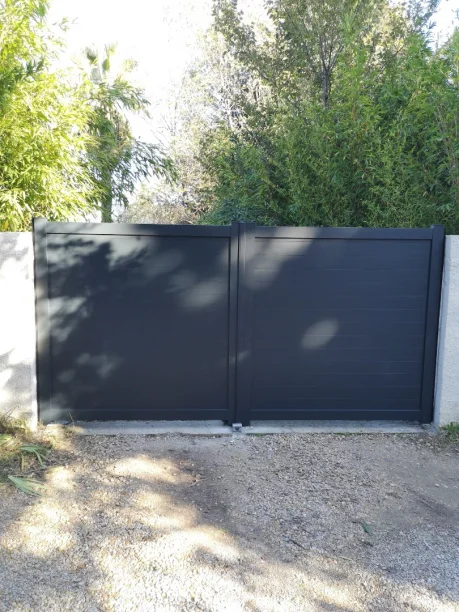 Portail battant gris foncé aluminium Jack R Profils Systèmes fabrication ALU TECH Jacou vue extérieure