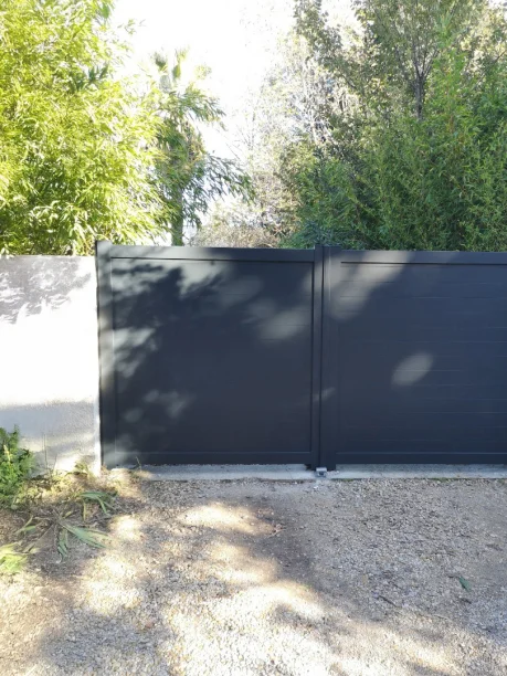 Portail battant gris foncé aluminium Jack R Profils Systèmes fabrication ALU TECH Jacou vue extérieure détail