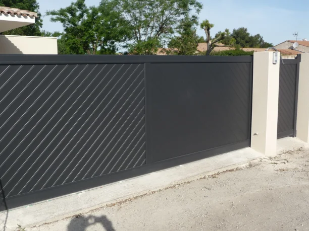Portail coulissant lames obliques aluminium Profils Systèmes fabrication ALU TECH Jacou vue extérieure