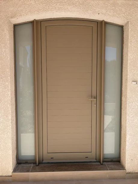 Porte d'entrée cintrée beige aluminium Profils Systèmes fabrication ALU TECH panneau Volma Hérault vue extérieure